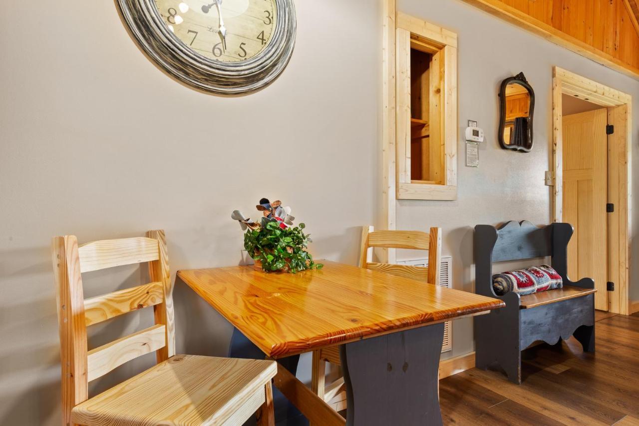 Nestled Inn McCookville Bagian luar foto
